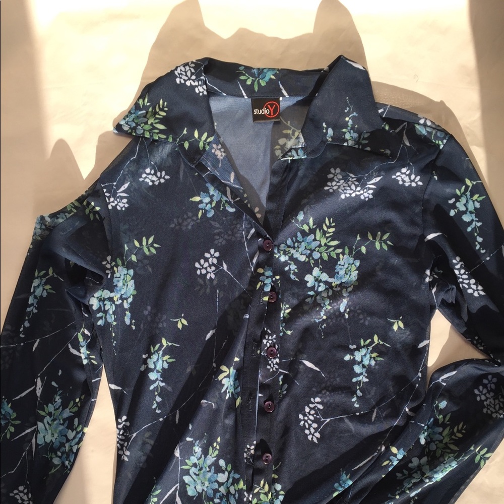 ☀️STUDIO Y DARK BLUE FLORAL BLOUSE